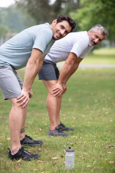 Zwei Athleten Bereiten Sich Auf Outdoor Training Vor — Stockfoto