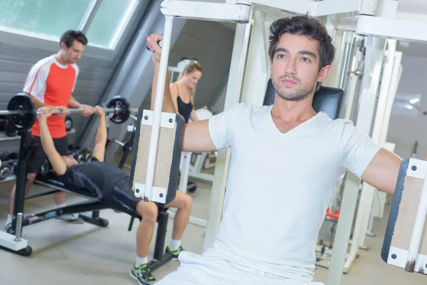 Männer Trainieren Fitnessstudio — Stockfoto