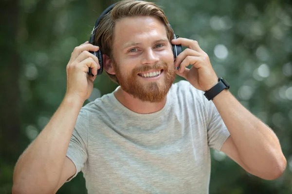 ヘッドフォンを使用した中年の幸せな男の肖像画 — ストック写真
