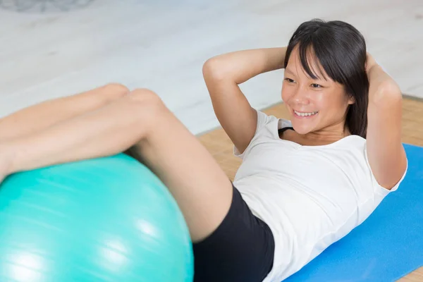Kobieta Odbywająca Trening Brzucha — Zdjęcie stockowe