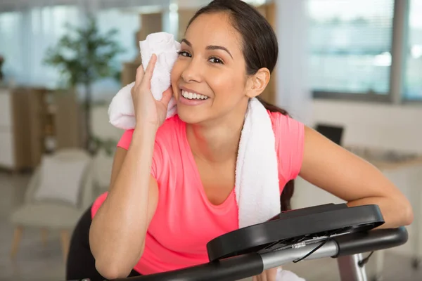 Sottile Bella Donna Felice Sportiva Che Lavora Palestra — Foto Stock