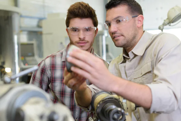 Deux Ingénieurs Masculins Examinant Composant — Photo