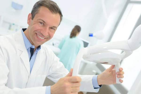 Dentista Sonriendo Cámara Lado Silla Clínica Dental Fotos de stock