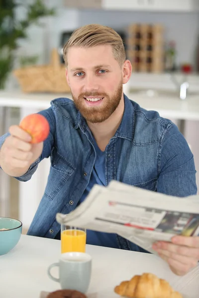 Adam Kahvaltı Yapıyor Elma Ikram Ediyor — Stok fotoğraf