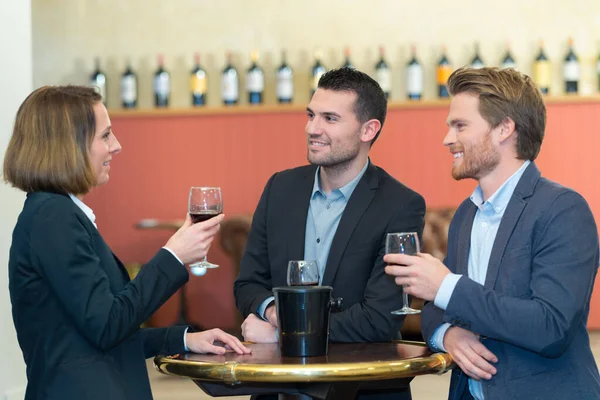 Jovens Empresários Que Bebem Vinho Restaurante — Fotografia de Stock