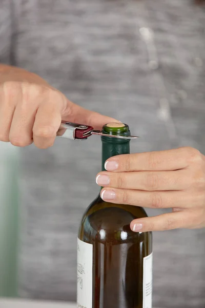 Mains Ouvrant Une Bouteille Vin Avec Couteau — Photo