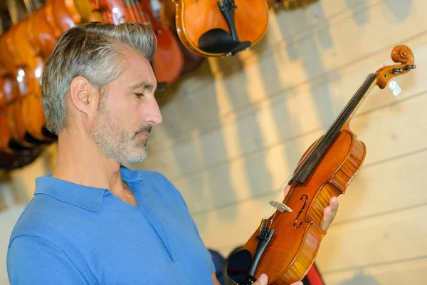 Retrato Homem Verificando Violino — Fotografia de Stock