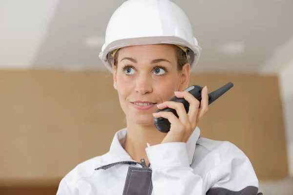 Female Builder Speaking Walkie Talkie — Stock Photo, Image