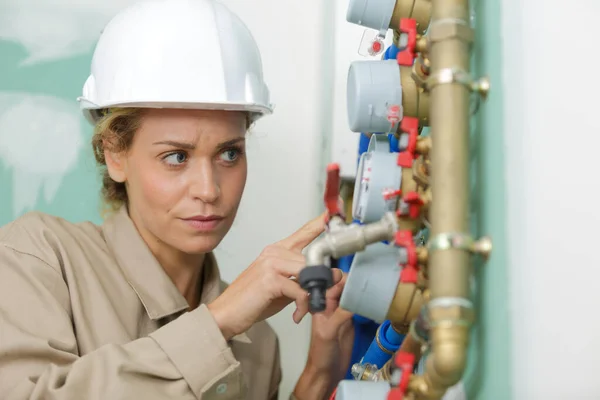 Frau Überprüft Wasserzähler — Stockfoto