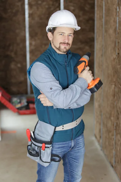 Portret Van Bouwer Klusjesman Met Elektrische Boor Binnen — Stockfoto