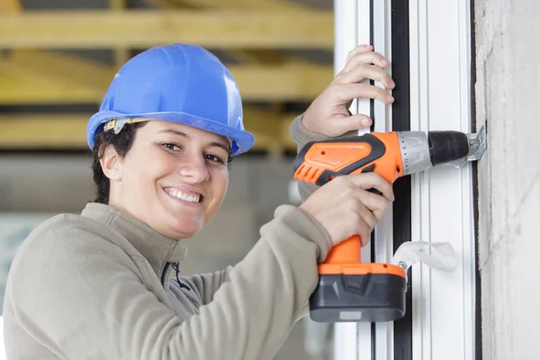 Souriante Fille Faire Des Trous Dans Mur — Photo