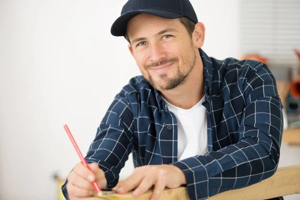 Ambachtsman Meten Met Liniaal Potlood Een Houten Plank — Stockfoto