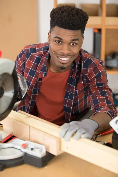 Uomo Sorridente Che Opera Sega Circolare Laboratorio Legno — Foto Stock