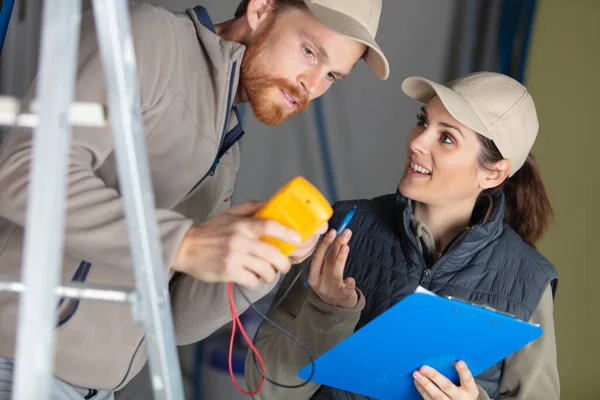 Insegnante Osservando Gli Studenti Che Lavorano Sui Circuiti Elettrici — Foto Stock