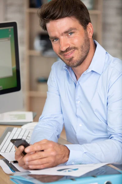 Beau Jeune Homme Utilisant Téléphone Bureau — Photo