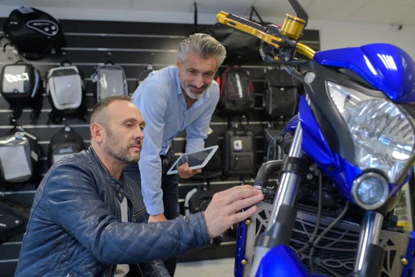 Motorcykelmekaniker Visar Frågan För Kunden — Stockfoto