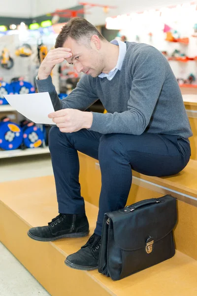 Man Väntar Uttråkad Och Frustrerad — Stockfoto