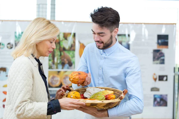 가게에서 과일을 고르는 고객과 판매원 — 스톡 사진