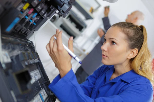 Técnica Feminina Trabalhando Fotocopiadora — Fotografia de Stock