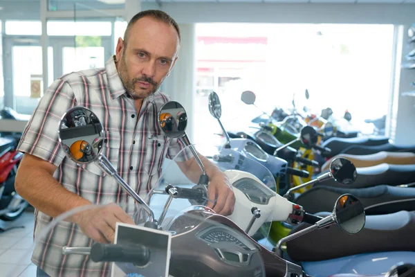 Homem Feliz Verificando Scooters — Fotografia de Stock