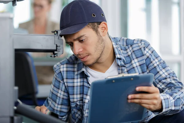 Monteur Neemt Notities Klembord — Stockfoto