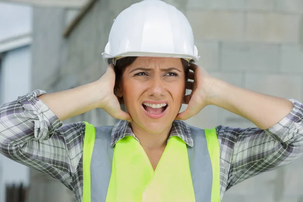 Engenheiro Trabalhador Construção Mulher Cobrindo Ouvidos Ignorando Ruído Alto — Fotografia de Stock