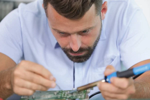 Repairman Working Technical Support Fixing Computer Laptop — Stock Photo, Image