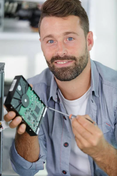 Reparador Computadoras Guapo Concentrado Trabajo — Foto de Stock