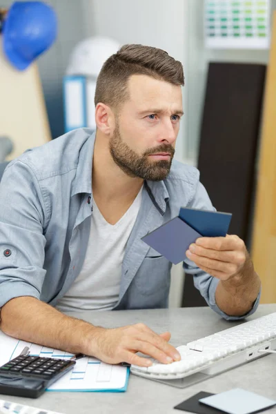 Männlicher Designer Büro Mit Hölzernen Farbmustern — Stockfoto