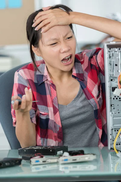 Mujer Crisis Furiosa Con Computadora Rota — Foto de Stock