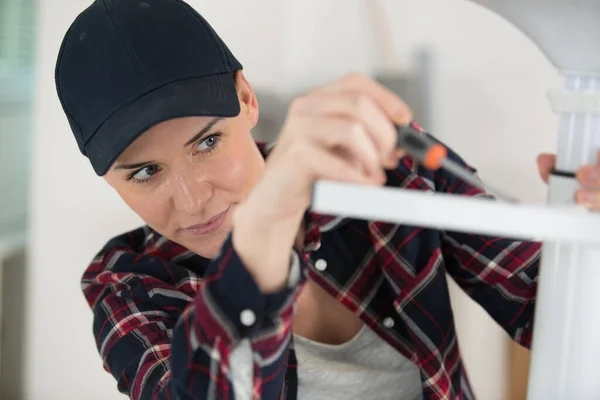 Mulher Montando Uma Cadeira Metal Com Uma Chave Fenda — Fotografia de Stock