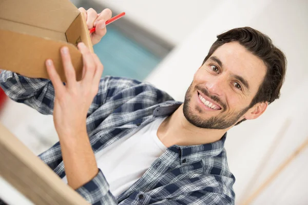 Gelukkig Man Schroeven Houten Meubels — Stockfoto