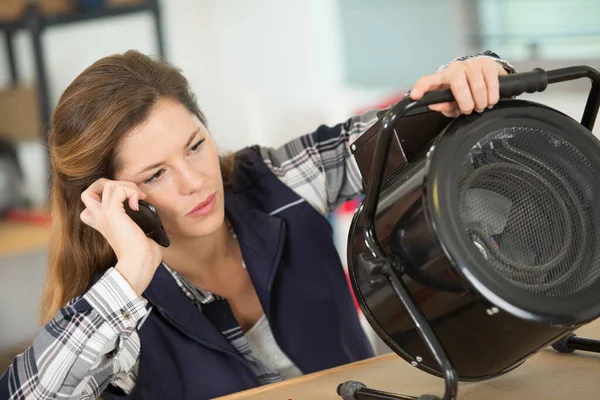 Jonge Vrouw Belt Reparatiedienst — Stockfoto