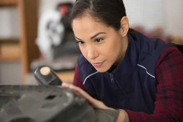 Femme Travaillant Avec Marteau Dans Bâtiment Industriel — Photo