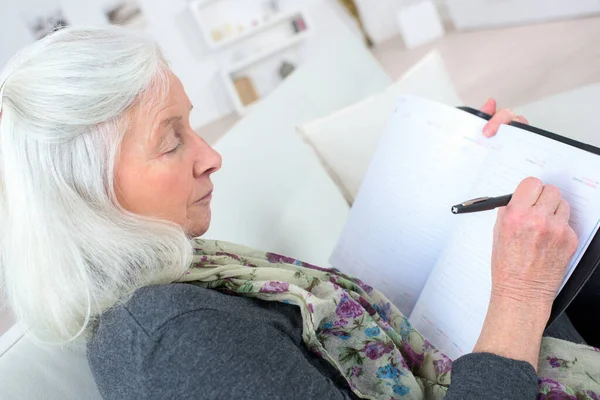 Ηλικιωμένη Γυναίκα Που Γράφει Στο Ημερολόγιο — Φωτογραφία Αρχείου