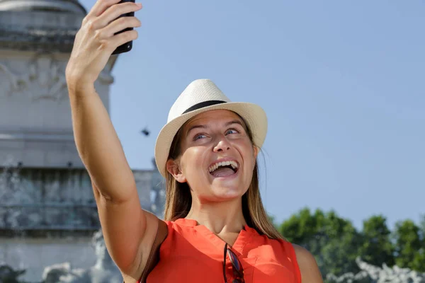 Vacker Flicka Tog Bilder Sig Själv — Stockfoto