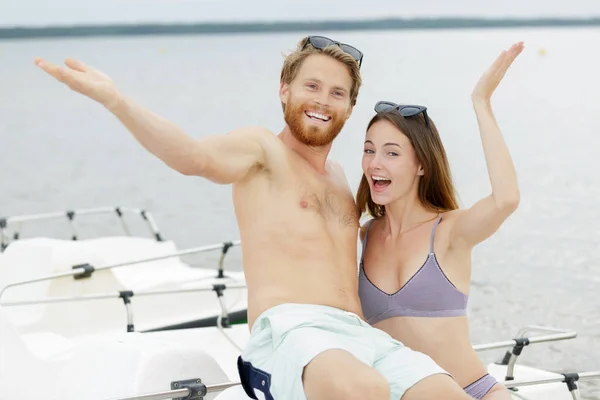 Casal Dirigindo Barco Pedal Férias — Fotografia de Stock