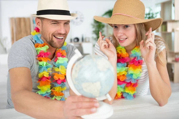 Pareja Emocionada Planeando Sus Vacaciones Sosteniendo Globo — Foto de Stock