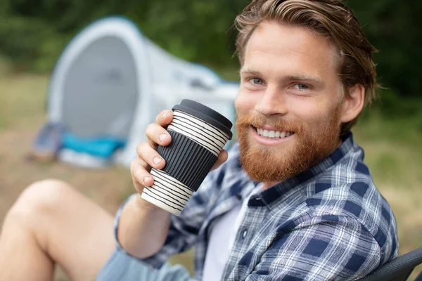 Man Zit Klapstoel Camping Drinken Uit Thermoskan — Stockfoto