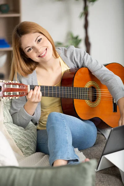 Mujer Feliz Con Guitarra Componiendo Una Nueva Canción —  Fotos de Stock