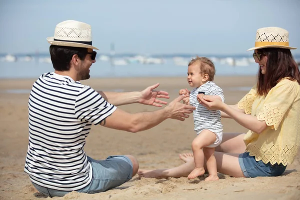 Padres Bebé Mar — Foto de Stock