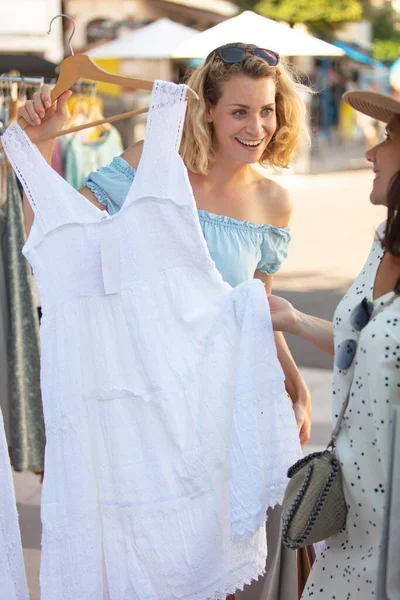 Jonge Lachende Vrouwen Kiezen Kleding Winkel — Stockfoto