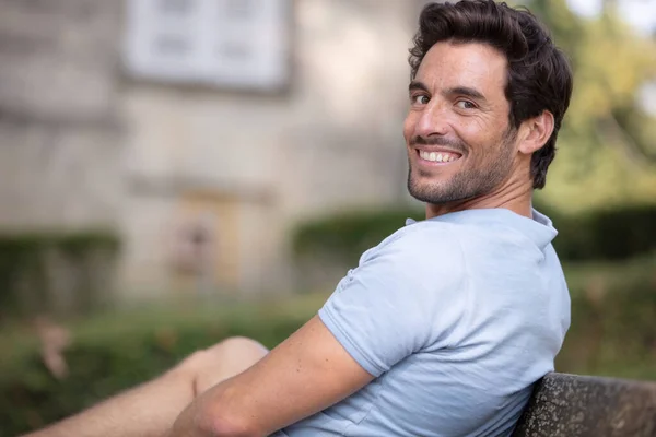 Lächelnder Mann Entspannt Sich Auf Parkbank — Stockfoto