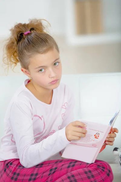 Ein Junges Mädchen Liest Buch — Stockfoto