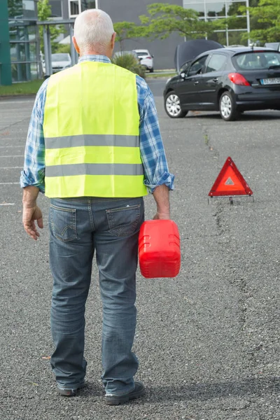 Oudere Man Met Een Jerrycan Zijn Auto Bij Vullen — Stockfoto