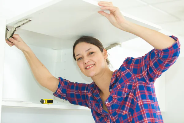 Lächelnde Frau Montiert Holzbohlen Mit Schraubenzieher — Stockfoto