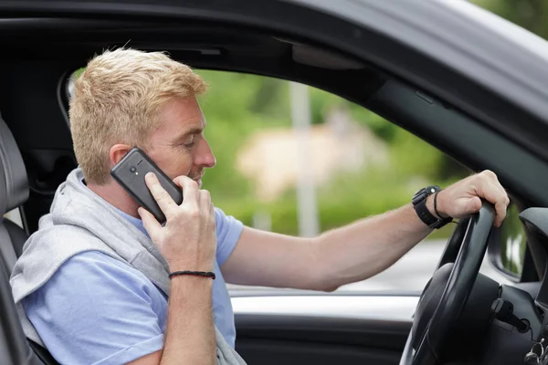 Uomo Che Usa Suo Telefono Mentre Guida Auto — Foto Stock