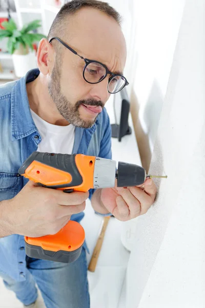 Medelvuxen Man Borra Hål Väggen — Stockfoto