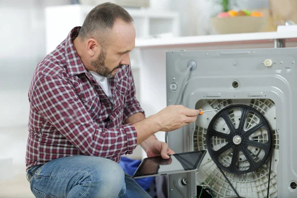 Mens Repareert Een Verwarmingselement Van Een Wasmachine — Stockfoto