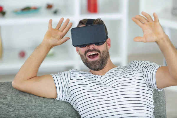 Feliz Hombre Sonriente Con Auriculares Tratar Tocar Realidad —  Fotos de Stock